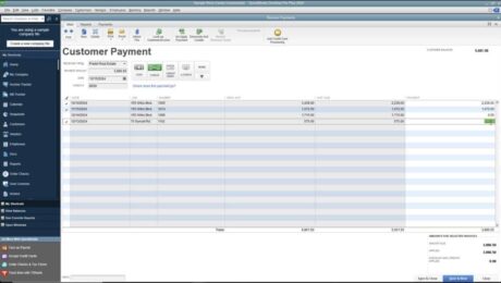 A picture showing how to apply one payment to multiple invoices in QuickBooks in the “Receive Payments” window.