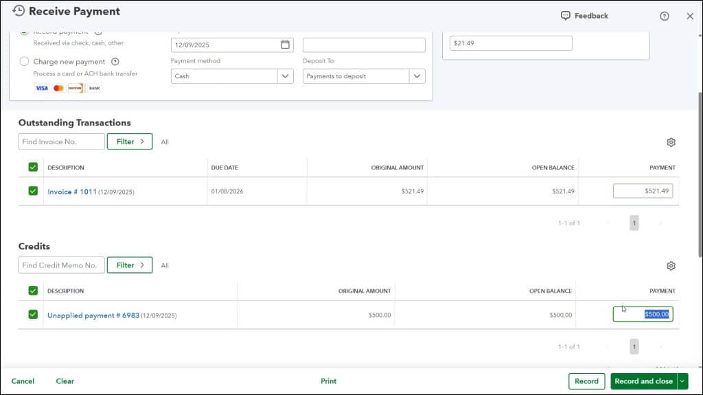 A picture showing how to manually apply a customer credit in QuickBooks Online to a customer invoice using the “Receive Payment” window.